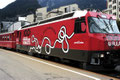 Moderner Zug der Albulabahn