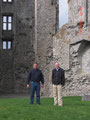 Justo und Anthony im Innern von Roscommon Castle