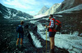 Am offenen Gletscherspalten vorbei führt der Weg durch Geröll auf dem Gletscher linkerhand zur Seitenmoräne.