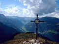 Das Gipfelkreuz des Filzenkogel. Blick Richtung Tuxer Tal 