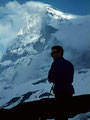 Die tief verschneite Eiger-Nordwand im Juli 1968. Immer wieder gingen kleine Lawinen ab.