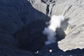 De stomende Bromo vanaf de kraterrand