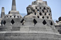 Niet alleen de stupa's hebben Boeddhabeelden, ook in open nissen op de terrassen staan Boeddha's. 