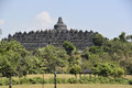 De Borobudur is opgebouwd uit zes vierkante terrassen die naar boven toe steeds kleiner worden.