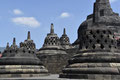 HetHet bovenste deel heeft drie ronde terrassen met in totaal 72 klokvormige, holle stupa’s die ieder een boeddhafiguur bevatten.