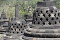 De Borobudur heeft een centrale stoepa omringd door 72 kleinere stoepa’s. 