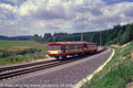 irgendein 810-er mit Beiwagen verlässt am 27.6.2000 den Bahnhof Horni Dvoriste in Richtung Ribnik