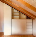 Kleiderschrank unter einer Dachschräge