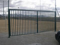 Puerta de entrada al campo de fútbol 7