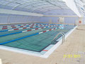 Interior de la piscina con la cubierta extendida