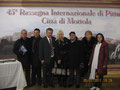 Foto di gruppo con il patron della Rassegna di Pittura Città di Mottola Giovanni Rogante