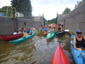 die Schleuse füllt sich mit Kanuten