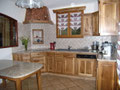 cuisine en noyer avec table assortie