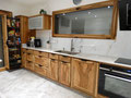 Cuisine en noyer avec armoire à épices