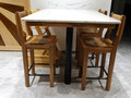 Table avec ceinture noyer, pied fer noir, granit, tabouret noyer