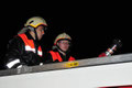 Christoph und Simon übernehmen mit dem Monitor die Brandbekämpfung