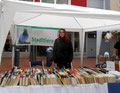 Bücherstand mit Mitglied Christina