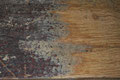 Hier sieht man den Unterschied auf der Unterseite des Tisches - der alte Rotwein Belag gegen geschliffenes Eichenholz