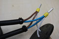 - verbinden der Kabel mit Adernendhülsen - Kabelbinder als Zugentlastung - reicht. Hier mit einer Kunststoff Grundplatte.