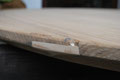 Reparaturstelle Seitenkante - neu eingesetztes Eichenholzstück an der Unterseite.