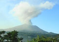 鹿児島22　たるみずはまびら　噴煙をまき散らす桜島
