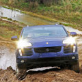 Porsche baut Autos nicht nur für die Garagenaufbewahrung, sondern die guten Stücke sollen raus ins richtige Leben und zeigen, was sie können. Zum Beispiel der Cayenne im Offroad-Gelände. rawrrrrrrrr