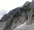 der Abstiegsweg, in Abstiegsrichtung rechts der Rinne
