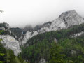 ein Blick in den Grabnergraben (links), unter den Felswänden quert man ansteigend bis zum Einstieg des Bergsteigerklubwegs
