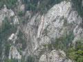 die Wachthüttelwand, aufgenommen vom Ferdinand-May(e)r-Weg am 20.5.2013, rot - Wachthüttelwandkamine (4+), gelb - Sisyphus (7), im Vordergrund die baumbewachsene Spitze des Verlorenen Turms (Schwarzkogelturm)