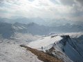 Blick vom Gipfel zum letzten Anstieg, dahinter die Bergkette mit Steinmandl, Kreuzmandl und Falzer Kopf (v.l.n.r.)