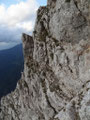 von dem kleinen Vorsprung muss man kurz 3 Meter einen (etwas brüchigen) Riss auf ein sehr schmales Band abklettern