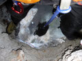 in der Höhle, Blick hinab, der Rucksack wird nachgezogen