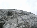 4. Seillänge, anfangs über den Riss, oben entlang einer rauhen Wasserrille