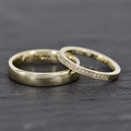 Eheringe aus Gelbgold, Damenring mit Brillanten als Memoirering ausgefasst, klassischer Herrenring