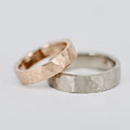 Rotgold und Weißgold Ringe mit Hammerschlag