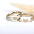 Schlichte Trauringe aus Champagnergold von Goldschmiede Stephanie Berger