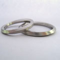 Eheringe aus Platin in Möbius-Form – Symbol für unendliche Verbundenheit