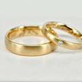 schlichte Eheringe aus Gold