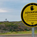 Every 20m there are singns, that you should not cross the border.