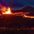 From time to time, a dam breaks and the lava flows very fast, taking with it big pieces of rocks