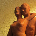 couple enlacé sculpture argile