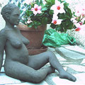 "a la playa" sculpture femme enceinte terre noire