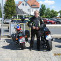 Unsere Bikes und Michael auf dem Parkplatz beim "Beck".