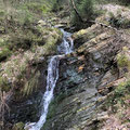 Vorbei am Wasserfall 