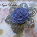 BR002 Broche en bronce con flor morada . Dimensiones 6,5 x 6,5 cm