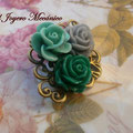 BR006 Broche con flores en gris y verde claro y oscuro. Dimensiones 4 x 3 cm