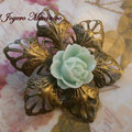 BR005 Broche en bronce con flor verde claro. Dimensiones 5,8 x 5,8 cm
