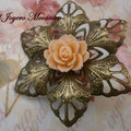 BR010 Broche en bronce con flor rosa salmón. Dimensiones 5,8 x 5,8 cm