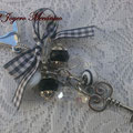LL005 Llavero plateado de cuentas blancas y negras, corazones, llave y lazo de cuadritos. Largo aprox. 13cm