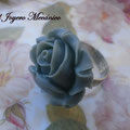 A009 Anillo plateado flor gris grande